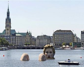 В Гамбурге появилась гигантская скульптура купающейся блондинки