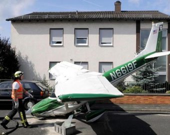 В Германии частный самолет приземлился в жилом районе
