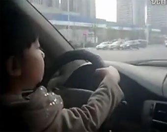 4-летняя китаянка села за руль и выехала на трассу