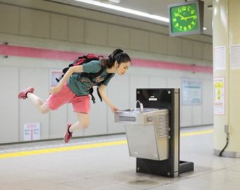 Летающая девушка из Токио стала интернет-сенсацией