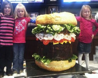 В США приготовили бургер весом 154 килограмма