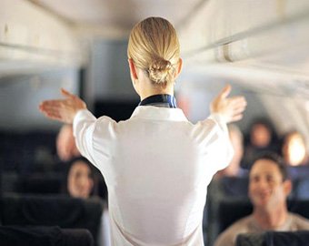 Стюардессу уволили за оральный секс в кабине самолета
