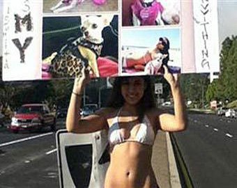 Девушка в бикини объявила голодовку из-за пропажи пса