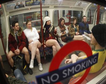 Сотни людей по всему миру проехались в метро без штанов