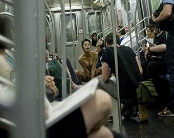 Студентку оштрафовали за обнаженную фотосессию в метро