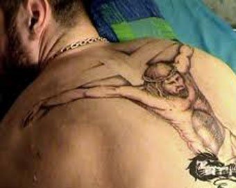 Священник открыл в церкви тату-салон