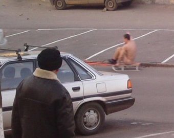 В Одессе голый эксгибиционист устроил шоу на санках