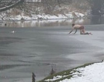Полуголый англичанин спас пса из ледяной реки