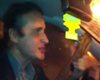 Питерский таксист, который играет на гитаре за рулем, стал героем YouTube