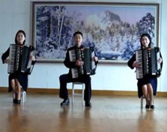 Cеверокорейские аккордеонисты исполнили хит группы A-Ha
