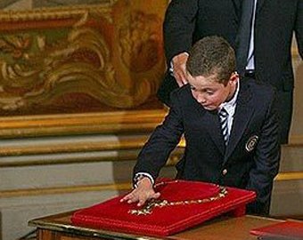 Сын Саркози обстрелял полицейского помидорами