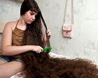 12-летняя девочка впервые остригла волосы и купила родителям дом