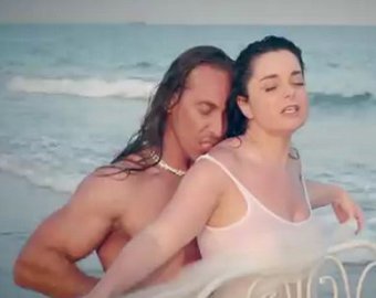 Королева и Тарзан показали любовь на пляже