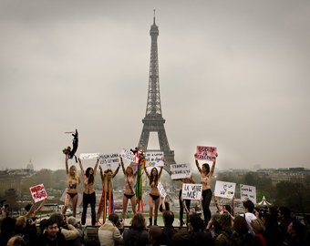 Активистки FEMEN провели в Париже очередную акцию 