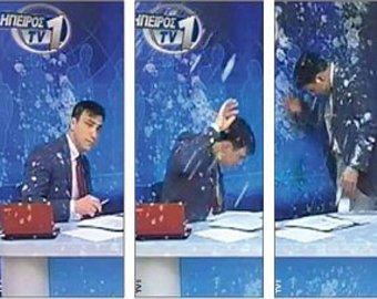 Греческого телеведущего закидали яйцами в прямом эфире
