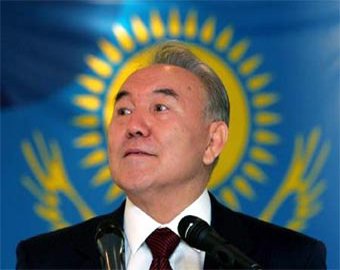 Назарбаев будет сажать за брошенную жевательную резинку