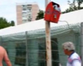 В столице Румынии оборудовали урны для "баскетболистов"