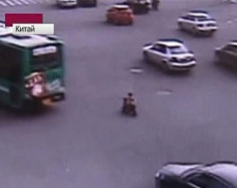 В Китае малыш на игрушечном мотоцикле выехал на автотрассу