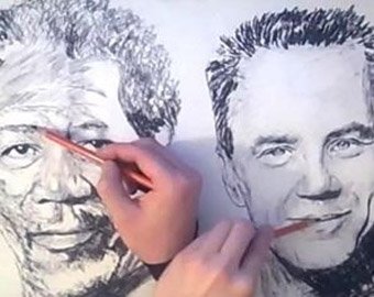 Художник одновременно написал два портрета разными руками