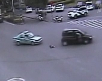 Ребенок выпал из машины на полном ходу и остался жив