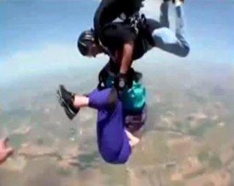 80-летняя бабуля провалила первый опыт с парашютом