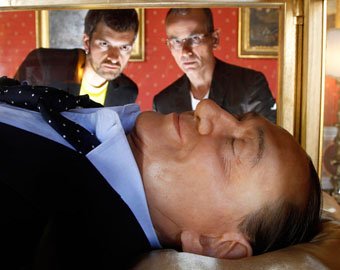 Сильвио Берлускони "похоронили" в стеклянном гробу
