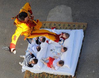 На фестивале в Испании младенцев подвергли опасному ритуалу