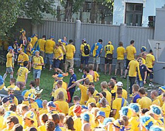 Шведские фанаты массово справили нужду в центре Киева