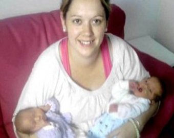 Женщина родила близнецов в двух странах