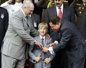 Президент Лукашенко возит с собой сына с …  пистолетом!