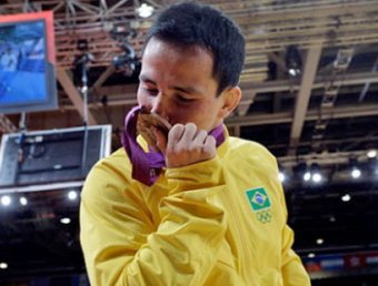 Бразильский дзюдоист умудрился сломать свою медаль