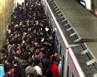 В пекинском метро теперь выдают сменную обувь