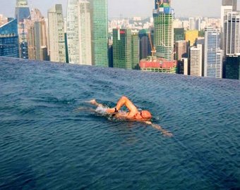 В Шанхае построили бассейн, парящий на высоте птичьего полета