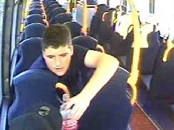 Британская полиция объявила в розыск жевавшего автобусное кресло пассажира
