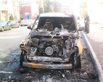 Житель Азербайджана на спор сжег свой Range Rover Sport