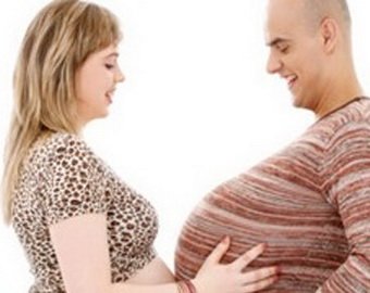 Американец "забеременел" одновременно со своей девушкой