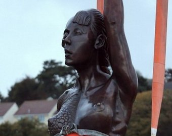 В Британии появилась статуя обнаженной беременной женщины в разрезе