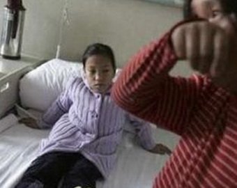 В Китае прооперировали школьницу с лишней рукой на… спине
