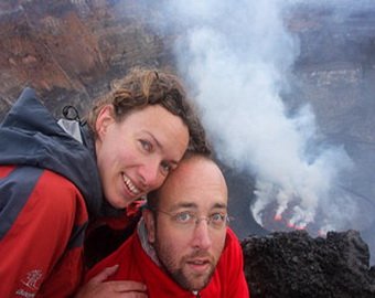 Пара обручилась на вершине извергающегося вулкана