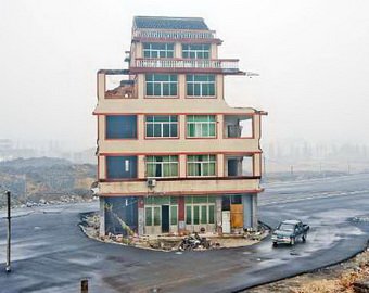 Китайцы живут в доме, стоящем посреди скоростной магистрали