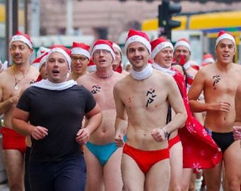 Санта Клаусы устроили топлесс-забег по улицам Будапешта