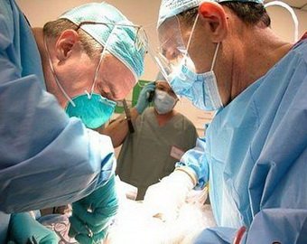 Хирурги забыли в теле пациента 16 предметов