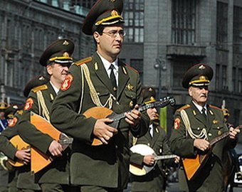 Офицеры попросили Шойгу убрать из военных частей балалайки