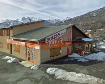 Google Street View запечатлели "покупателей" в кабинке для переодевания