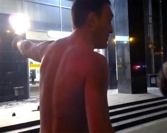 В Петербурге голый мужчина попытался прорваться на станцию метро
