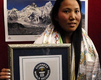 29-летняя непалка дважды за неделю поднялась на Эверест