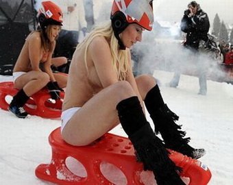 В Германии прошел фестиваль голого катания на санях