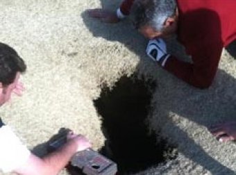 В США игрок в гольф провалился под землю во время игры