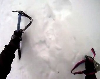Альпинист сорвался с горы и снял свое падение на камеру