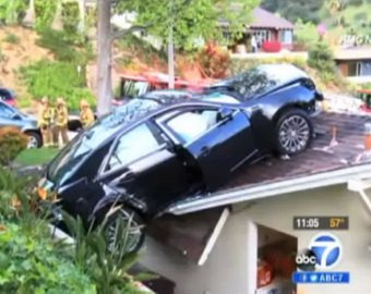 Мужчина случайно припарковал машину на крыше дома